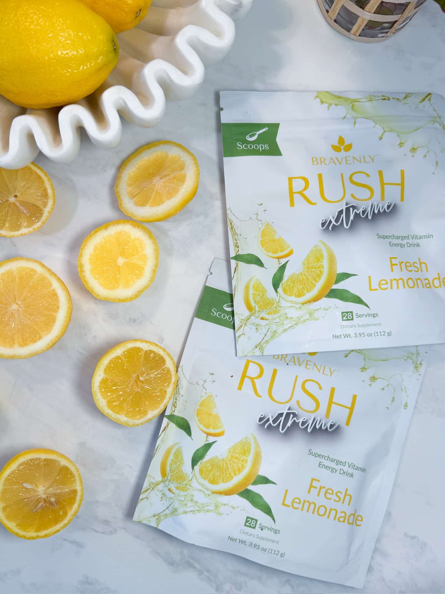 Dos bolsas de Rush Extreme - Limonada Fresca rodeadas de limones.